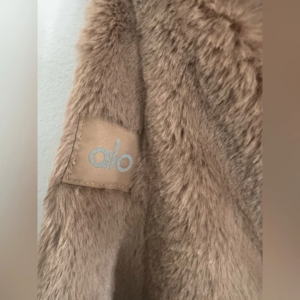 Alo Yoga Faux  Foxy Fur Cropped Jacket Toasted Almond Sz XS W  Removable Hoodie